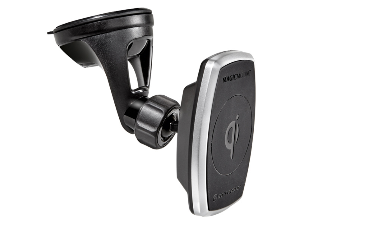 Smartphone-Halterung mit Qi-Ladefunktion an einer Windschutzscheibe montiert.