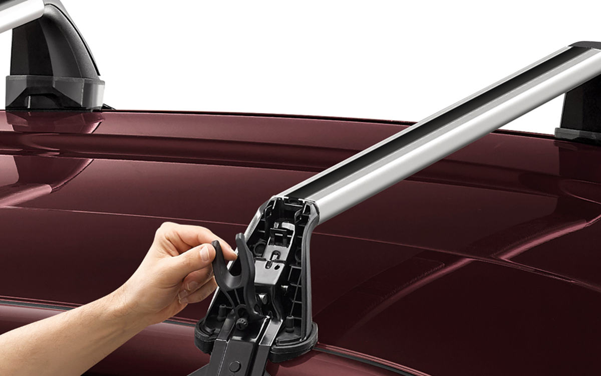 Querträger mit Easyfix-System bei der Montage auf dem Fahrzeugdach.
