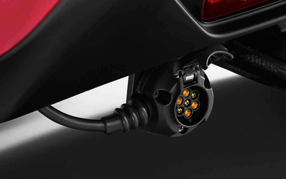 Elektrosatz für Anhängerkupplung am Heck eines Nissan Juke montiert.