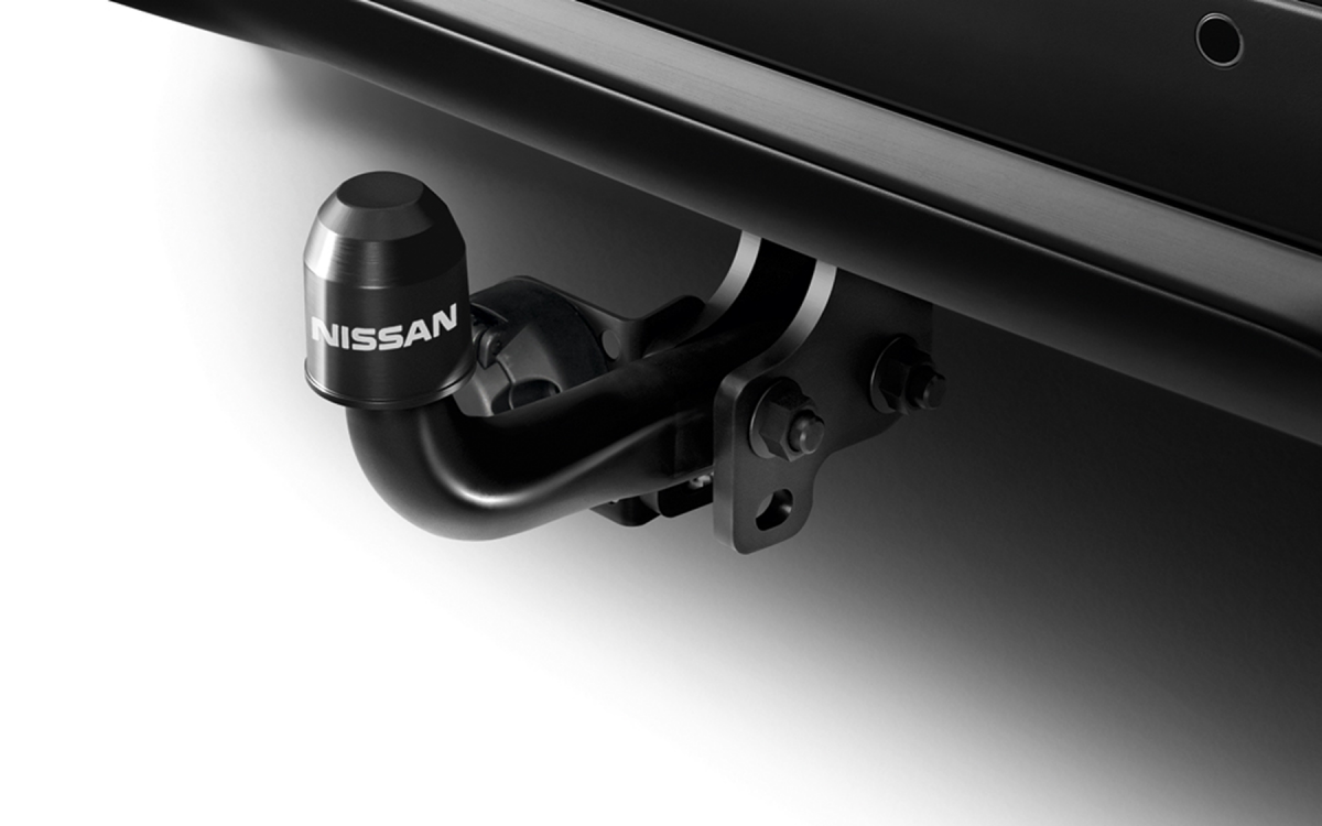 Starre Anhängerkupplung mit Nissan Schriftzug am Nissan Juke montiert.