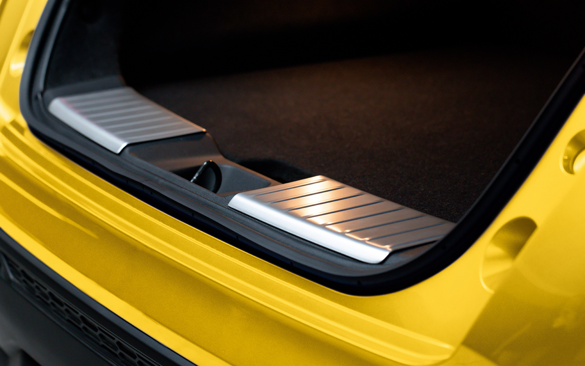 Silberner Ladekantenschutz auf der Kofferraum-Ladekante in einem gelben Nissan Juke montiert.