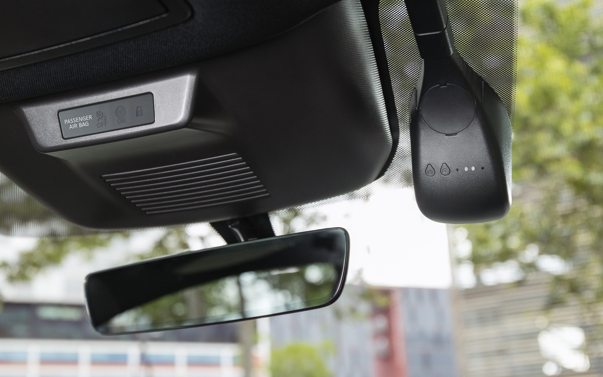 Dashcam am oberen rechten Rand der Windschutzscheibe montiert.