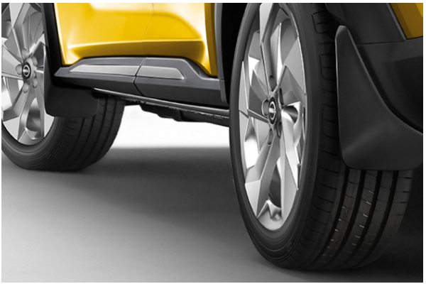 Seitenansicht von Seitenschürzen und Rädern eines gelben Nissan Juke.