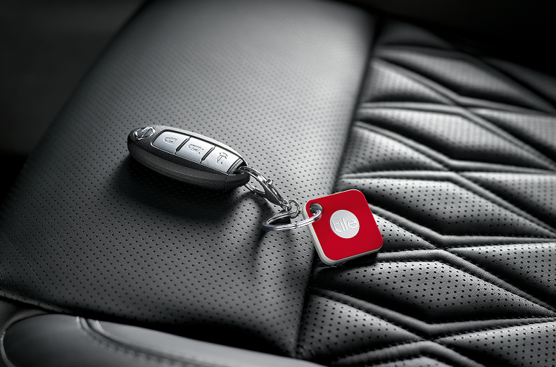 Roter Schlüsselfinder an einem schwarzen Nissan Autoschlüssel befestigt.