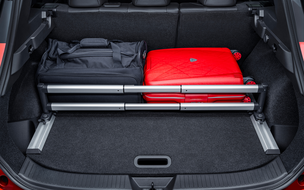 Silbernes Gepäckraum-Trennsystem im Kofferraum eines Nissan Qashqai montiert.