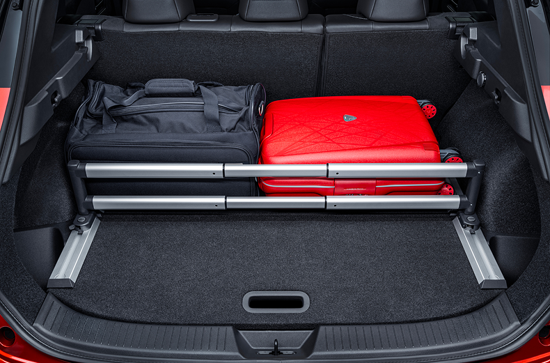 Silbernes Gepäckraum-Trennsystem im Kofferraum eines Nissan Qashqai montiert.