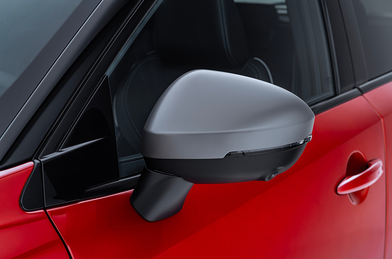 Graue Spiegelkappe montiert an einem roten Nissan Qashqai.