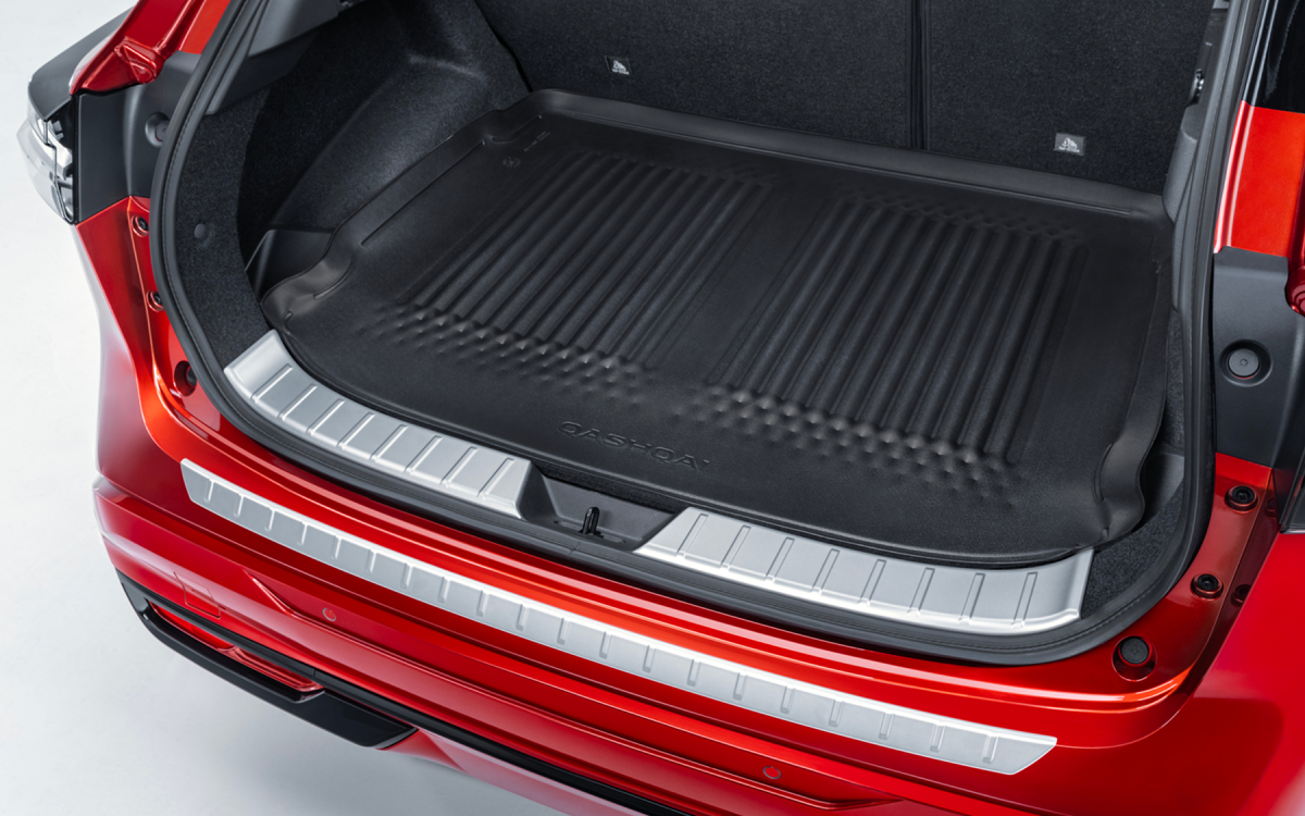 Silberner Ladekantenschutz auf der Kofferraum-Ladekante in einem roten Nissan Qashqai montiert.