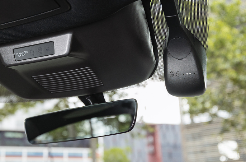 Dashcam am oberen rechten Rand der Windschutzscheibe montiert.