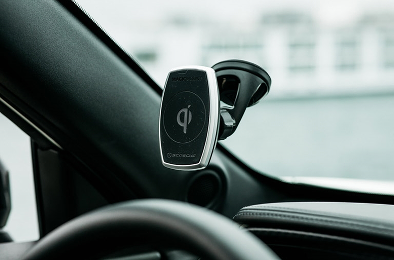 Smartphone-Halterung mit Qi-Ladefunktion an einer Windschutzscheibe montiert.