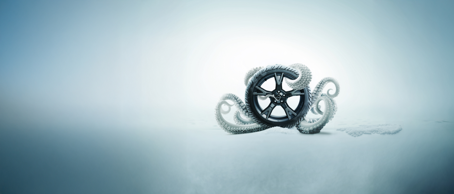 Nissan Original Winterkomplettrad von Oktopustentakeln umschlungen – symbolisiert starken Grip und Agilität des Winterreifens, inspiriert von natürlicher Intelligenz.