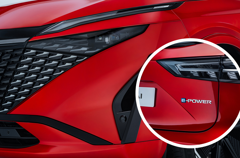 Collage aus Front- und Heckansicht eines roten Nissan Qashqai mit Detailansicht des Frontscheinwerfers und des Rücklichts.