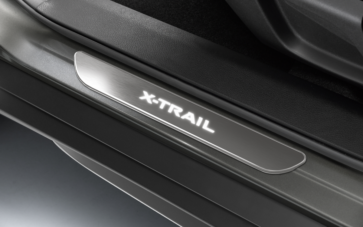 Beleuchtete Einstiegsleiste mit X-Trail Schriftzug an einem Nissan X-Trail montiert.