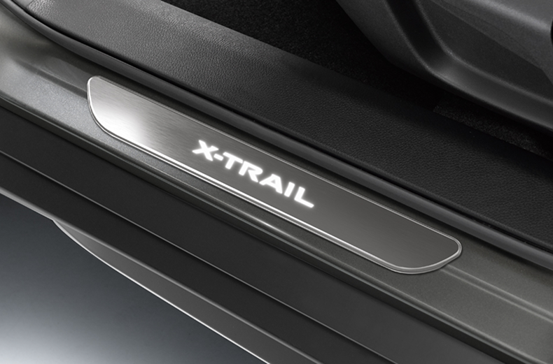 Beleuchtete Einstiegsleiste mit X-Trail Schriftzug an einem Nissan X-Trail montiert.