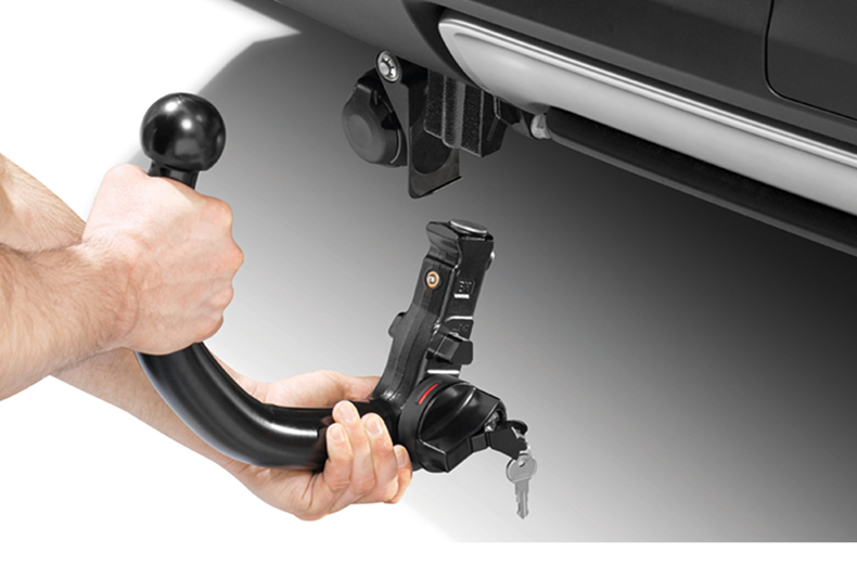 Abnehmbare Anhängerkupplung bei der Montage am Heck eines Nissan X-Trail.