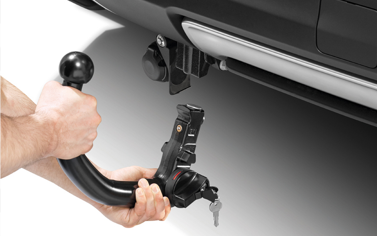 Abnehmbare Anhängerkupplung bei der Montage am Heck eines Nissan X-Trail.