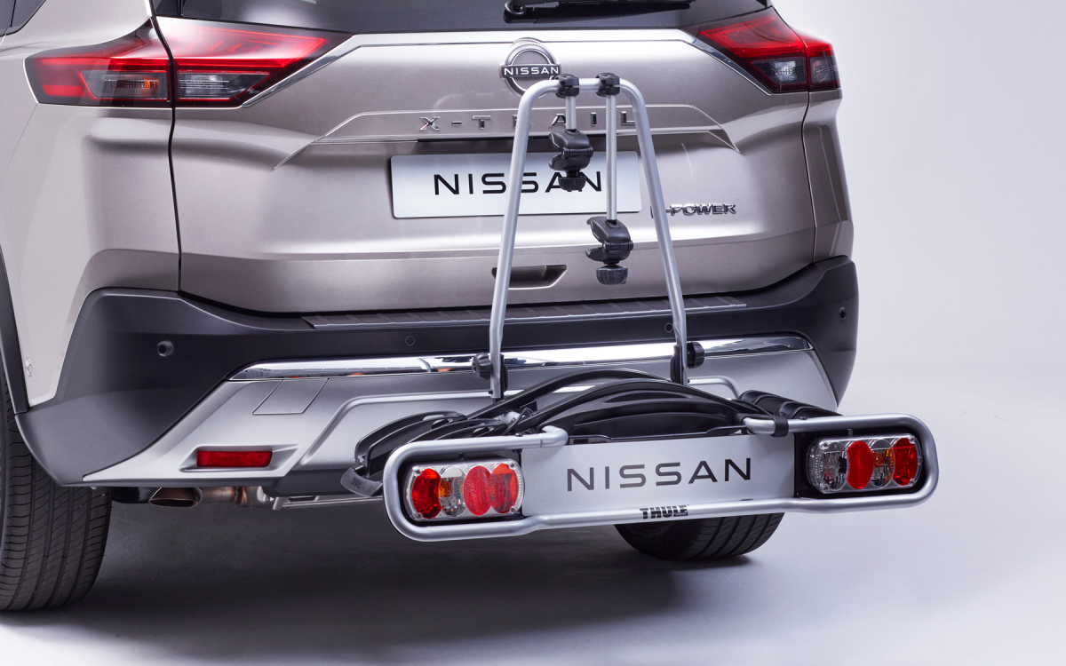 Fahrradträger am Heck eines grauen Nissan X-Trail montiert.