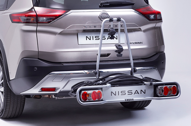 Fahrradträger am Heck eines grauen Nissan X-Trail montiert.