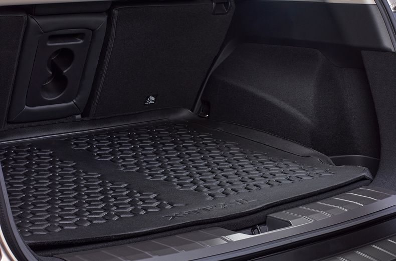 Gemusterte wendbare Kofferraumwanne im Laderaum eines Nissan X-Trail.