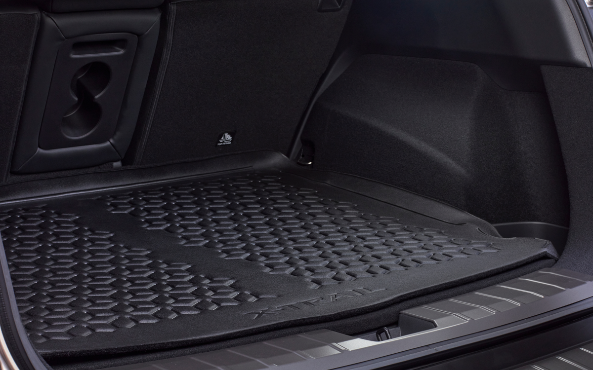 Gemusterte wendbare Kofferraumwanne im Laderaum eines Nissan X-Trail.