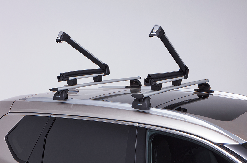 Geöffnete Skiträger auf dem Dach eines Nissan X-Trail montiert.