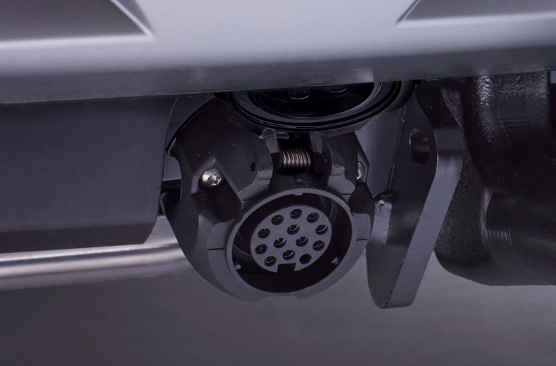 Elektrosatz für Anhängerkupplung am Heck eines Nissan X-Trail montiert.