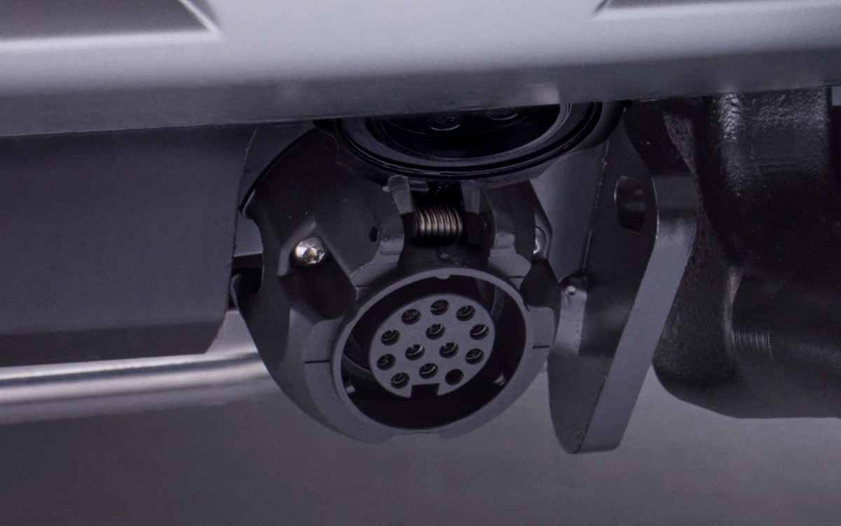 Elektrosatz für Anhängerkupplung am Heck eines Nissan X-Trail montiert.