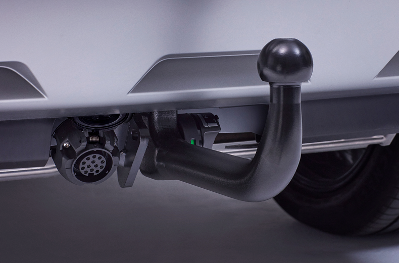 Starre Anhängerkupplung am Heck eines Nissan X-Trail.