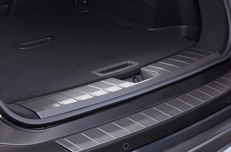 Ladekantenschutz auf der Kofferraum-Ladekante eines Nissan X-Trail montiert.