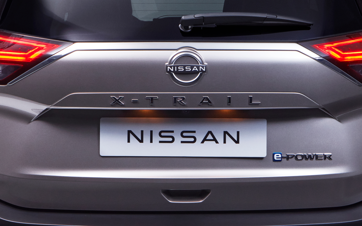 Heckklappe eines grauen Nissan X-Trail mit Styling-Element in Chrom-Optik.