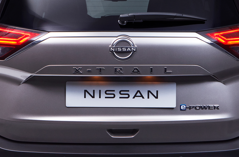Heckklappe eines grauen Nissan X-Trail mit Styling-Element in Chrom-Optik.