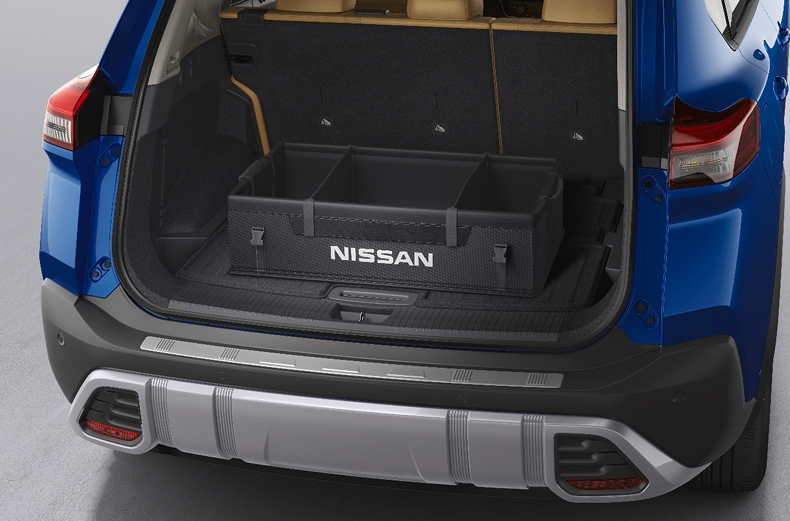 Schwarzer Laderaum-Organizer mit Nissan Schriftzug im Kofferraum eines blauen Nissan X-Trail.