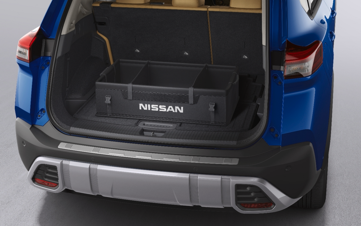Schwarzer Laderaum-Organizer mit Nissan Schriftzug im Kofferraum eines blauen Nissan X-Trail.