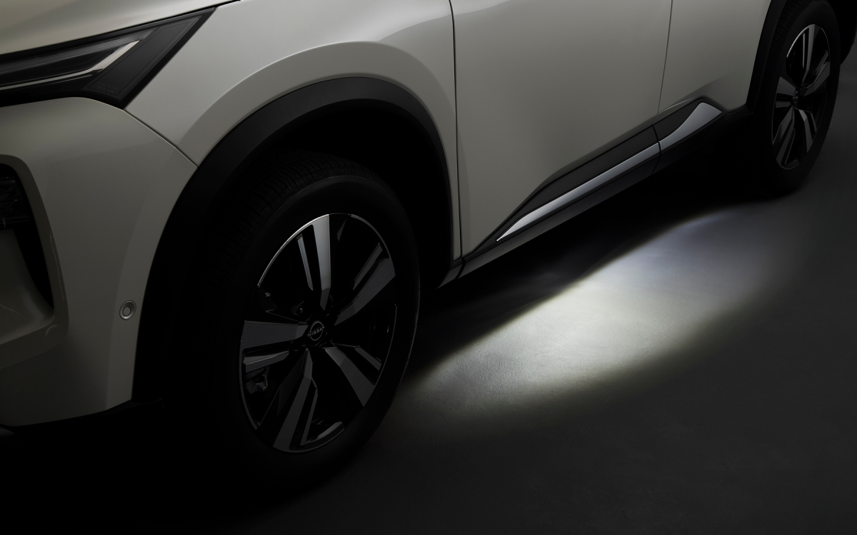 Nissan X-Trail im Dunkeln mit Unterbodenbeleuchtung.