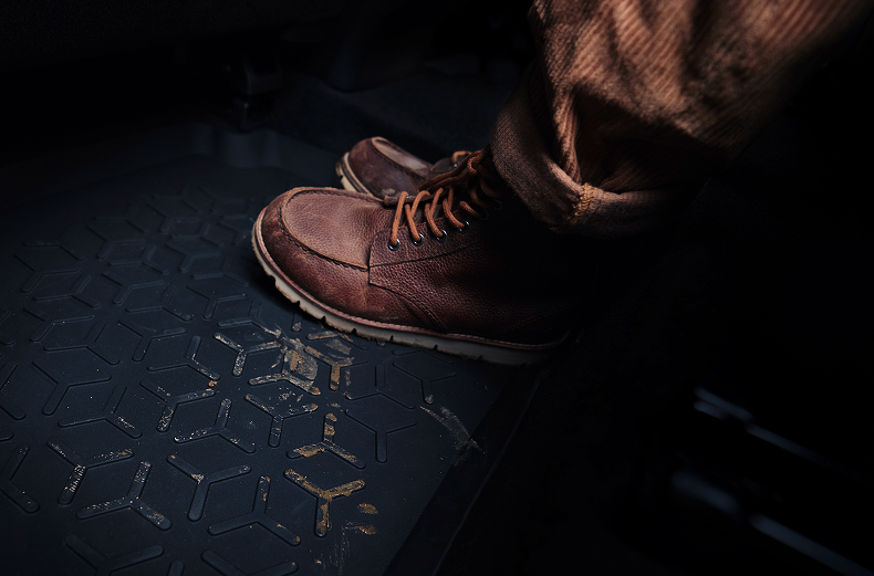 Gemusterte Gummi-Fußmatte im Fahrzeuginnenraum, die schmutzabweisend ist.