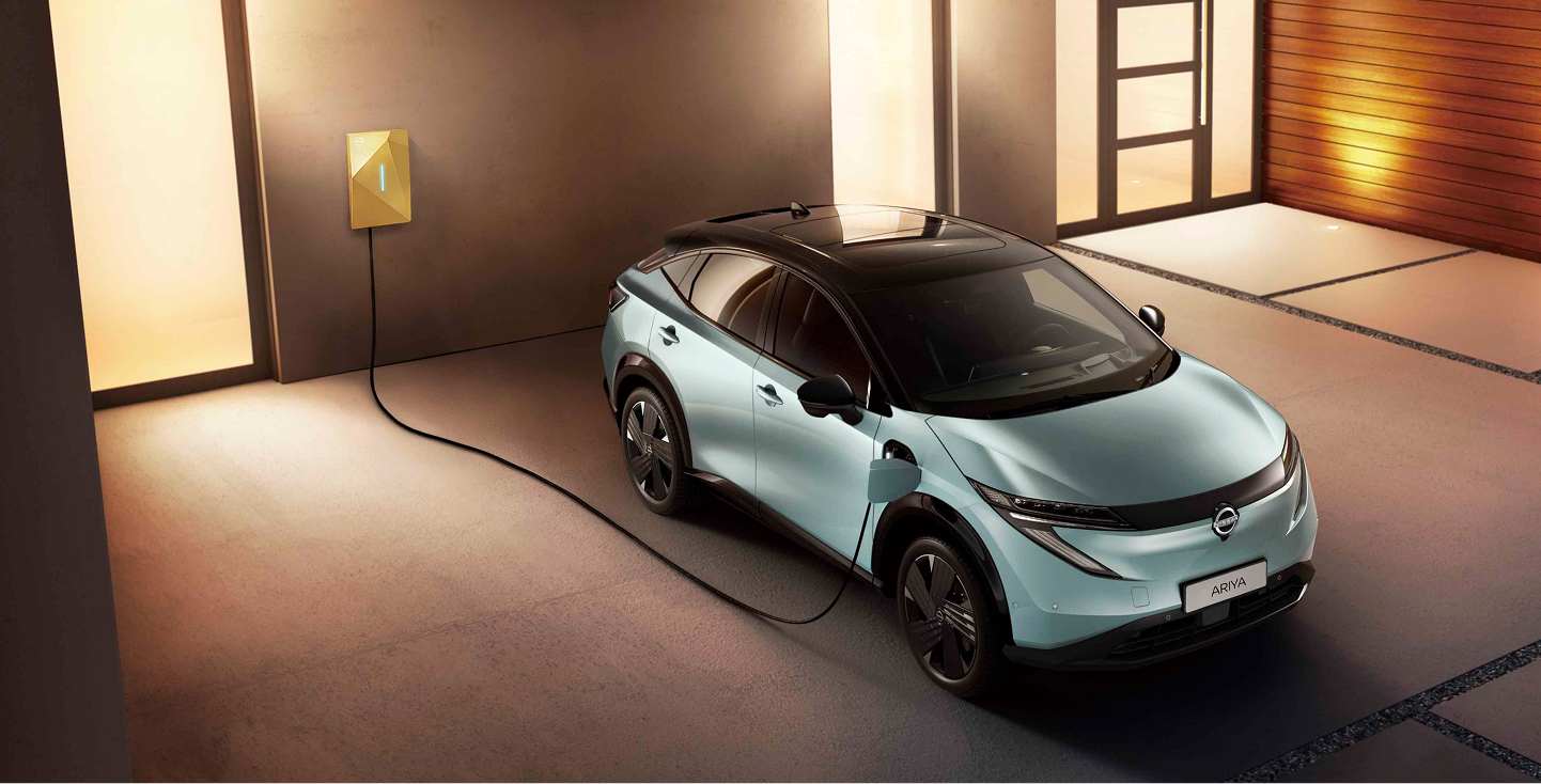 Vater und Sohn beim Laden des Nissan LEAF zu Hause