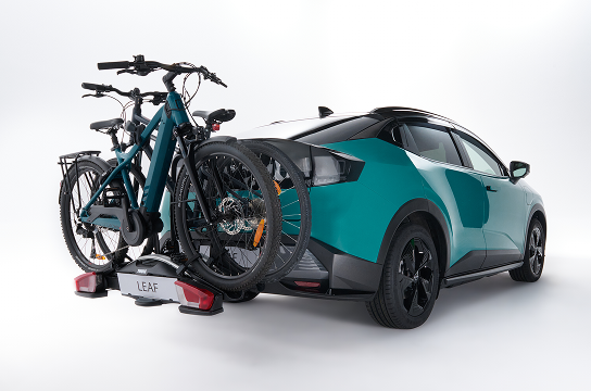 Nissan LEAF mit montiertem Fahrradträger und zwei Fahrrädern.