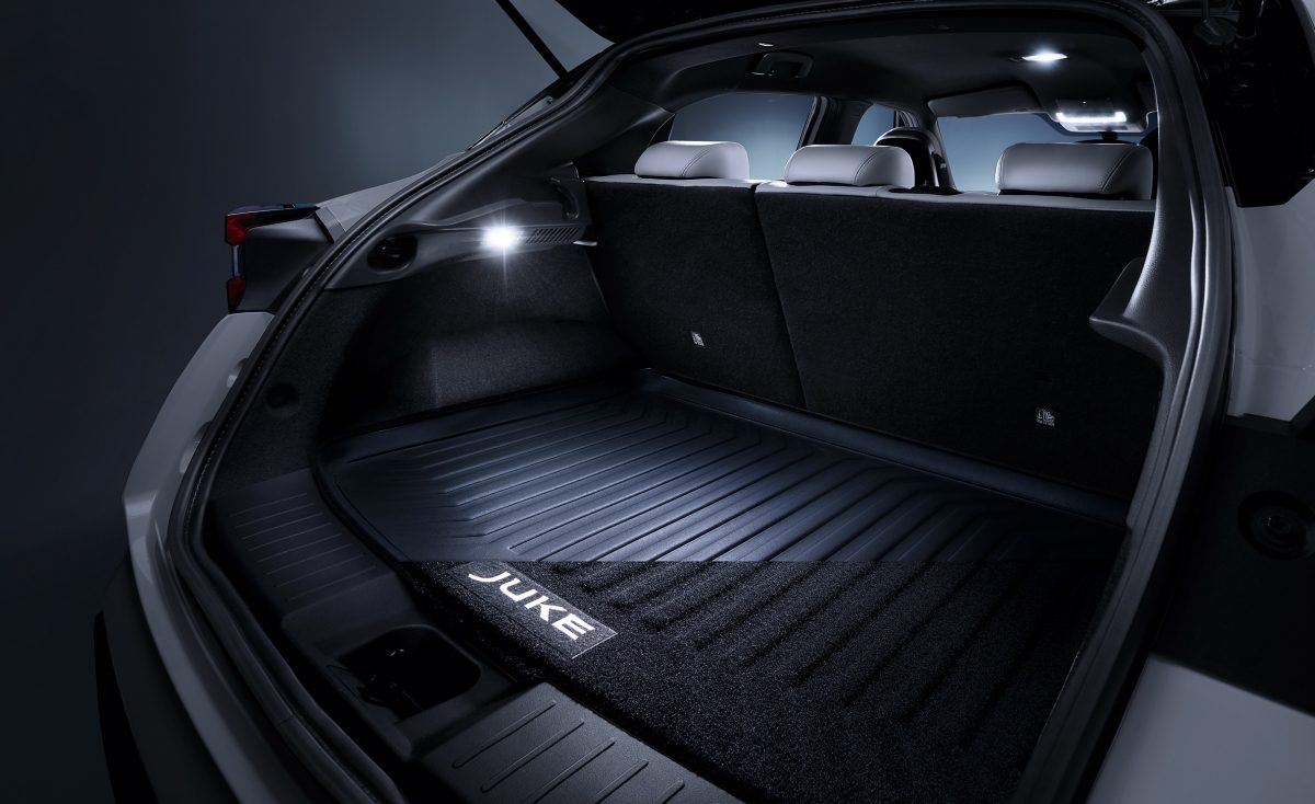 Nissan Juke mit passender Kofferraumwanne als Zubehör.