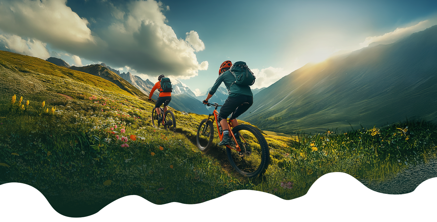 Zwei Mountainbiker fahren bei Sonnenschein durch eine Berglandschaft. Text im Bild: Jede Fahrt eine neue Erinnerung. Zusatztext: Schaffen Sie unvergessliche Momente mit unseren Frühjahrs‑Angeboten.
