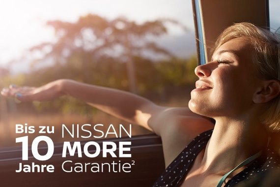 Eine Frau auf dem Beifahrersitz hält den Arm aus dem Fenster und genießt mit geschlossenen Augen die Sonne im Gesicht als Sinnbild für Sorgenfreiheit.