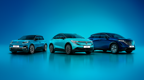 Nissan MICRA, LEAF und ARIYA nebeneinander im Studio vor blauem Hintergrund