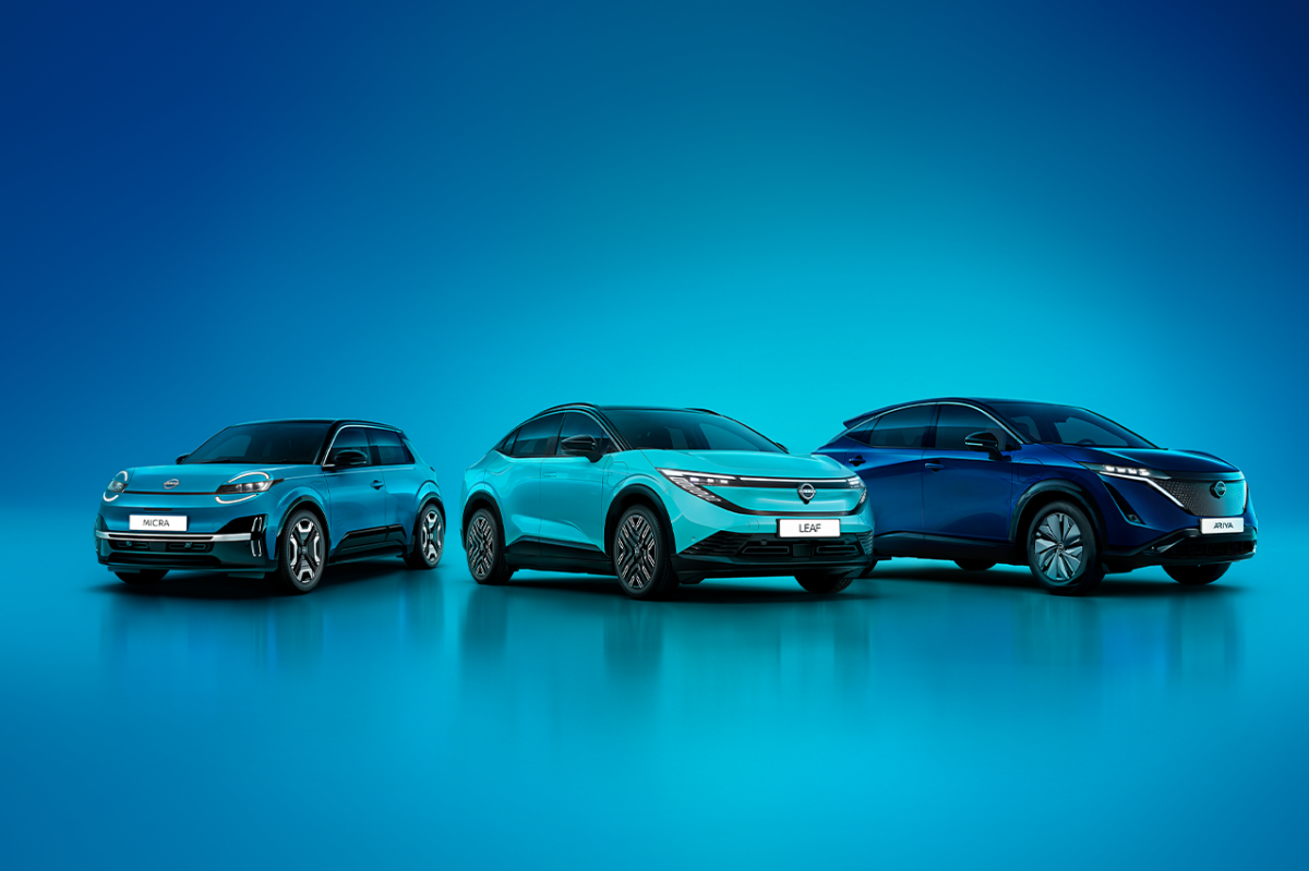 Nissan MICRA, LEAF und ARIYA nebeneinander im Studio vor blauem Hintergrund