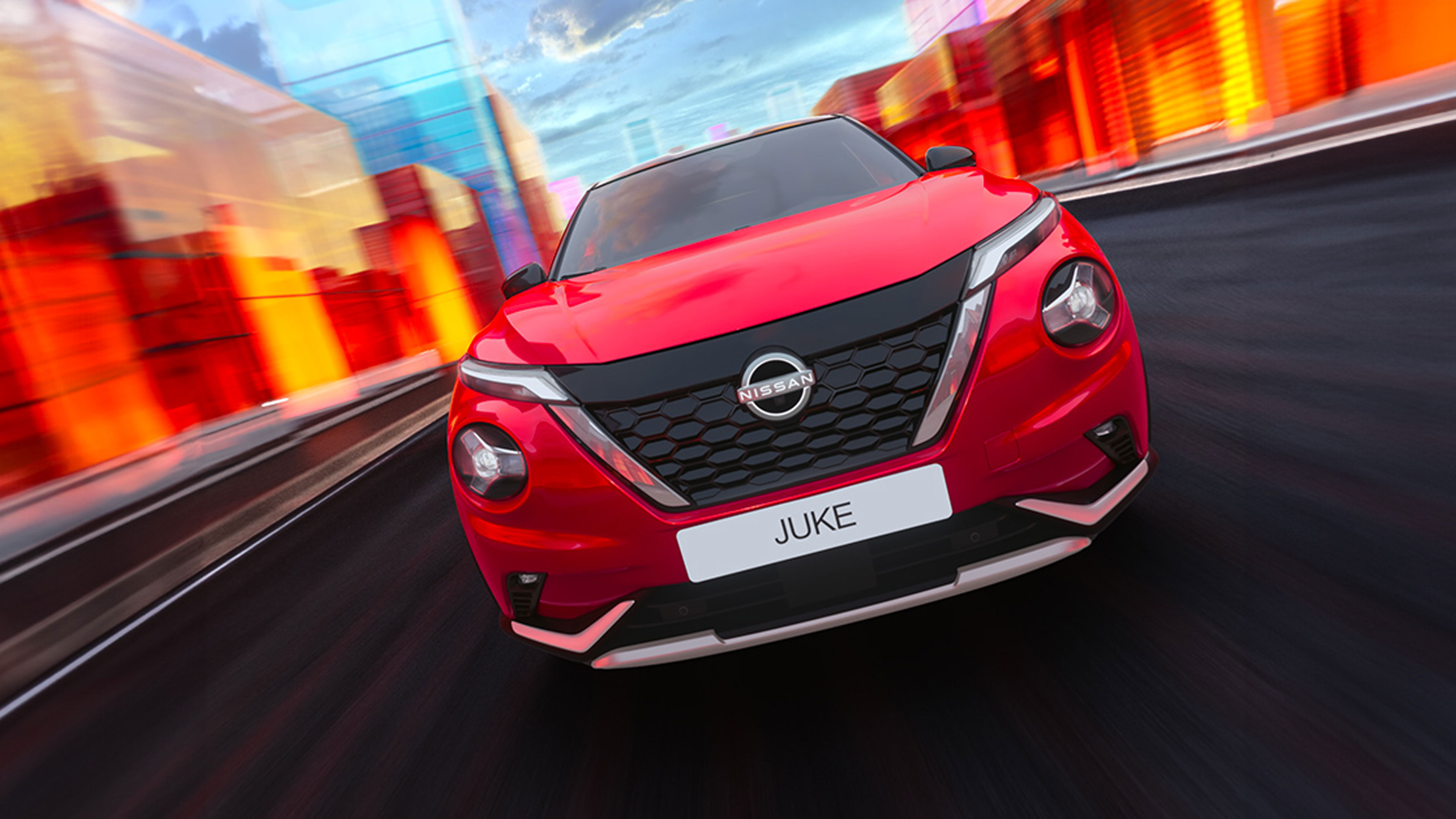 3/4-Frontansicht eines parkenden Nissan Juke vor einem Lagergebäude