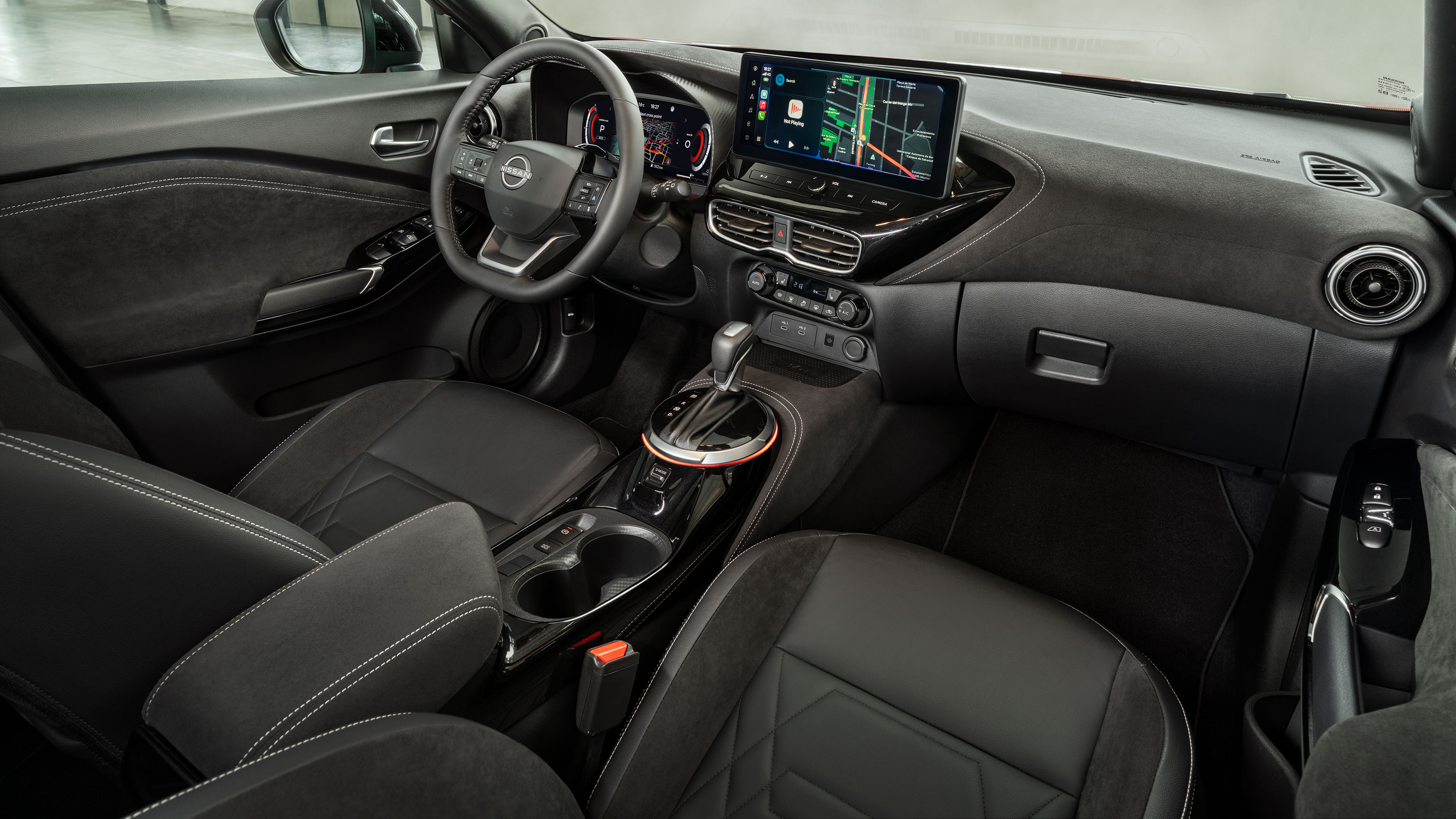 Innenaufnahme des Armaturenbretts im Nissan Juke mit Beifahrerin