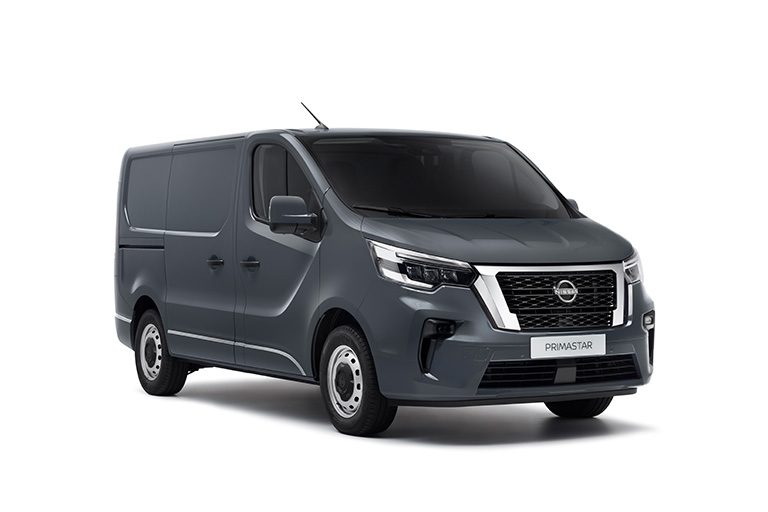 Das Bild zeigt den Nissan NV300, einen Transporter in Rot.