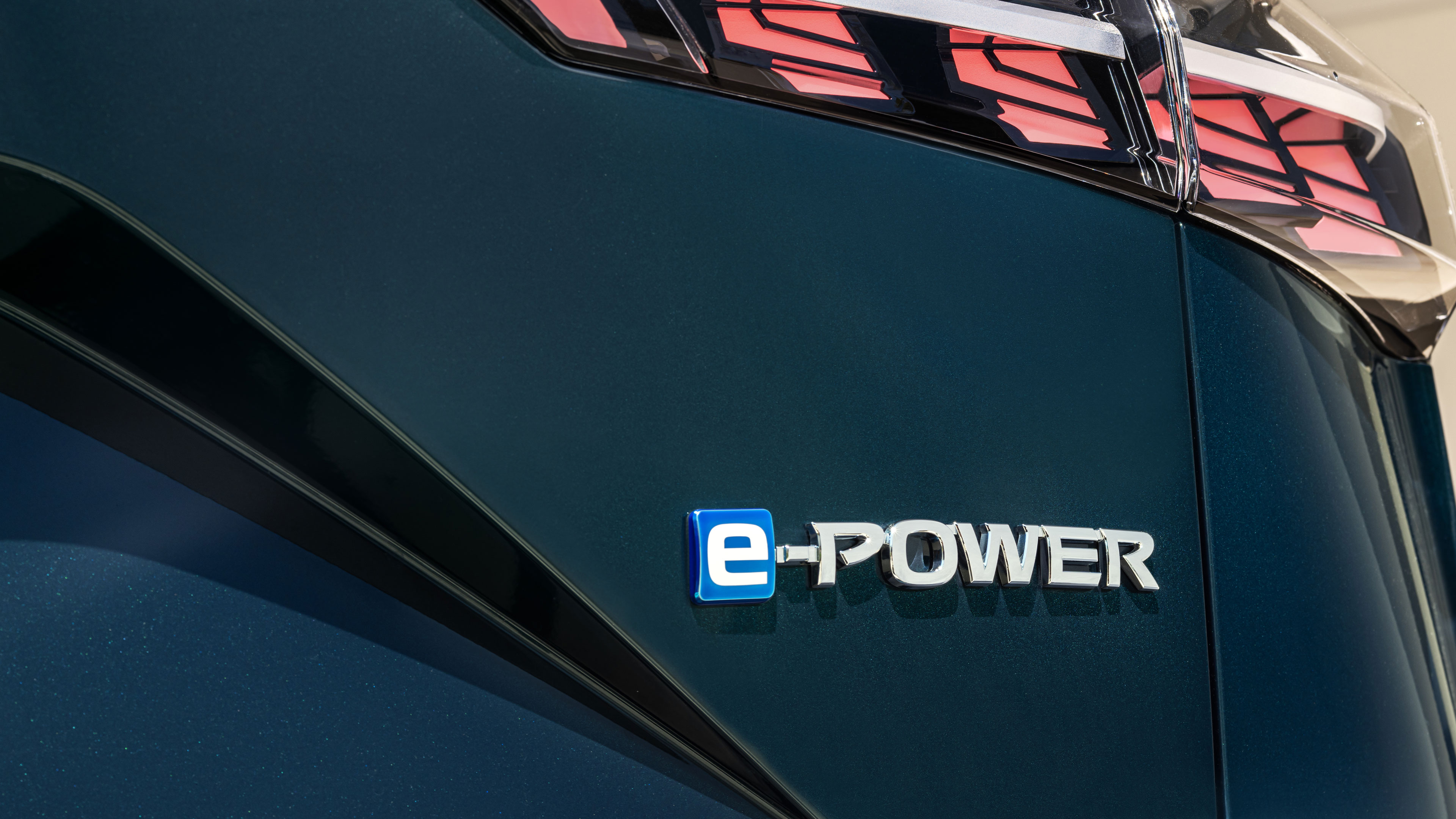 Aufnahme des Nissan Qashqai e-POWER auf einer Brücke – Hybrid-Crossover