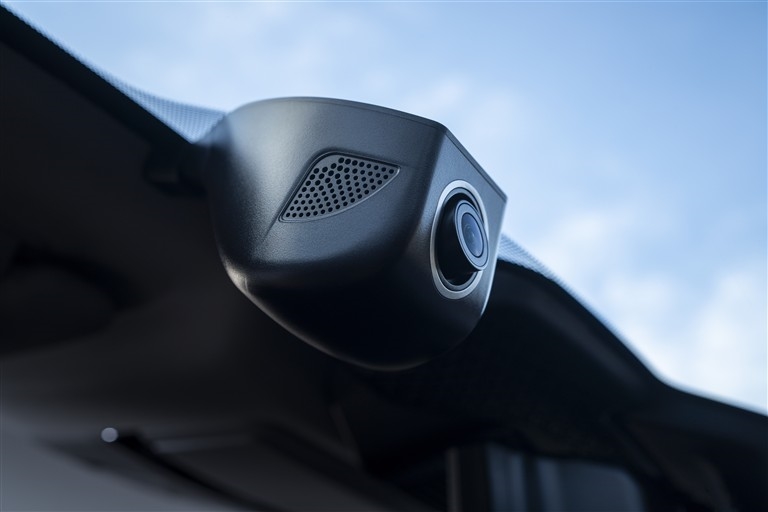 Illustration af alarmsystemets sensorer installeret diskret i kabinen på en Nissan MICRA.
