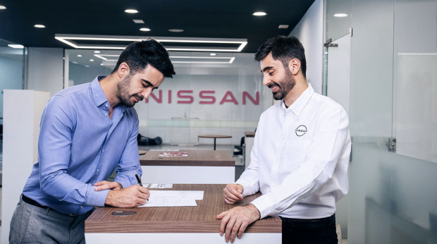 Persona contratando la Extensión Garantía Nissan