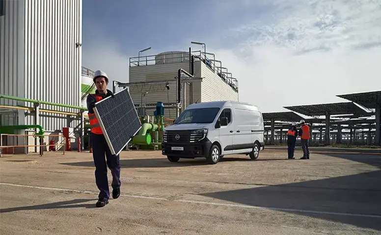Un equipo de trabajo junto a un vehiculo de la gama comercial de Nissan