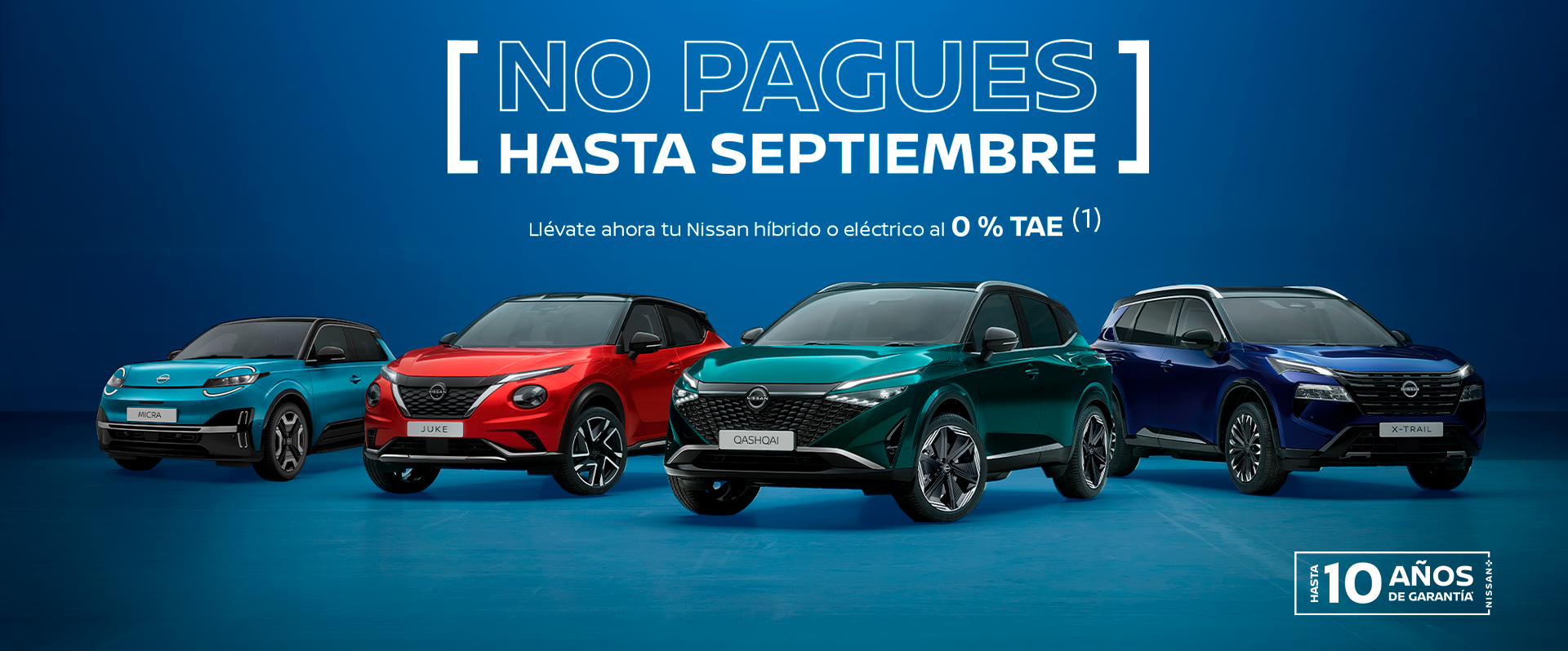 Vista general de tres vehículos de la gama Nissan Crossover estacionados